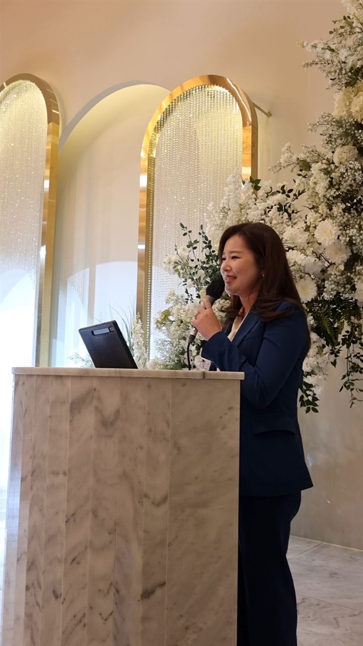 부산 웨딩홀 단상에서 마이크를 잡고 결혼식 사회를 진행하는 정아람 아나운서