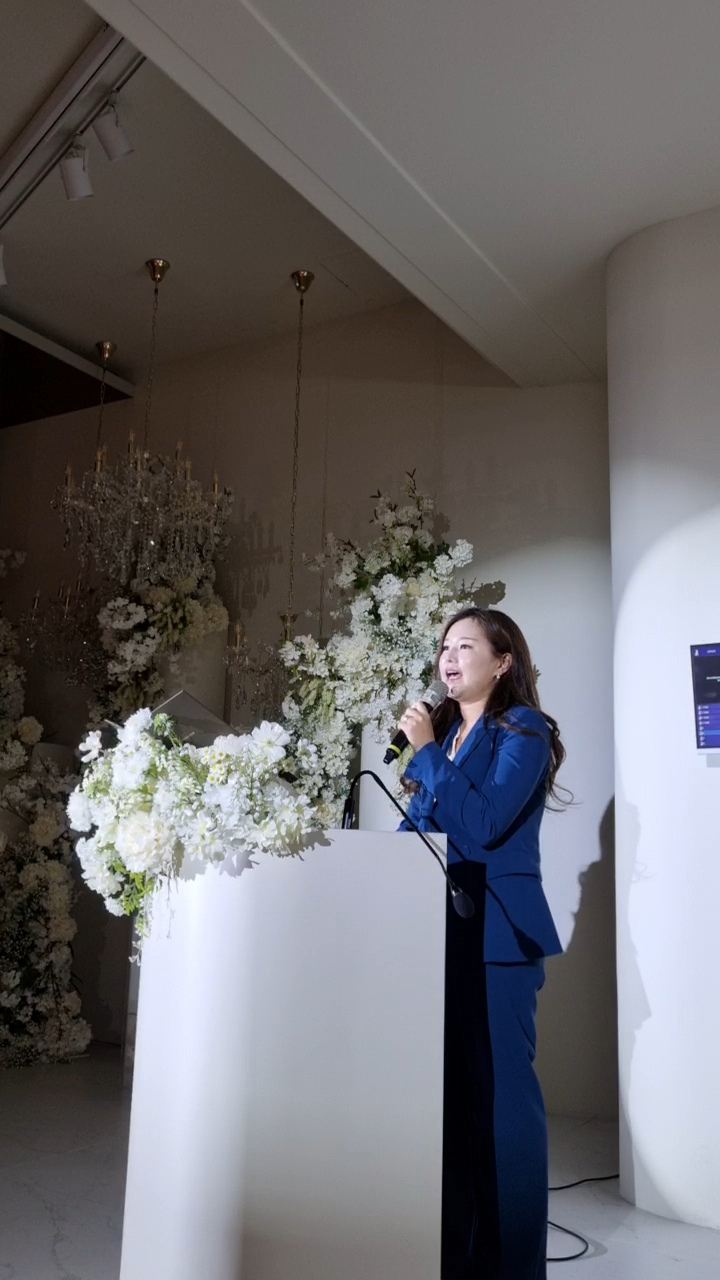 꽃장식 단상 앞에서 결혼식 사회를 진행하는 부산 결혼식 사회자 정아람